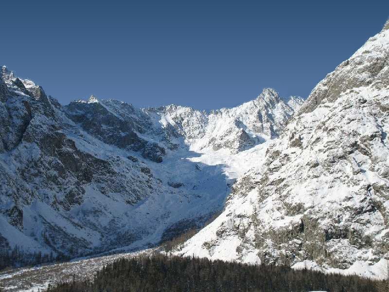 Le glacier de la Neuve avec les Aiguilles de la Tour Image prise le 26-12-2005