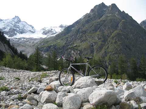 En VTT devant le glacier de l'A Neuve